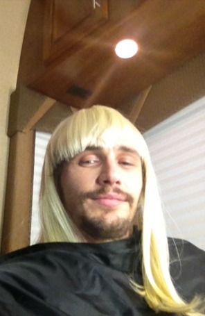 James Franco aparece com cabelo loiro e longo