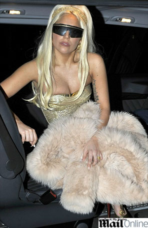 Lady Gaga é clicada com casaco de pele e vestido de ouro em Sidney