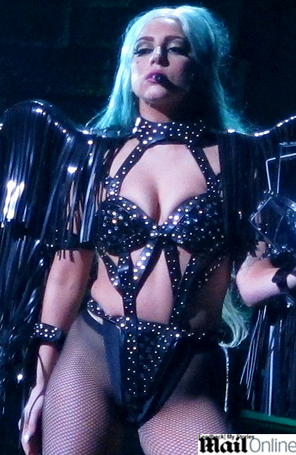 Lady Gaga mostra gordurinhas em roupa justa