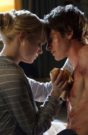 Emma Stone revela que ficou com medo de filmar cena com Rhys Ifans