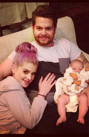 Kelly Osbourne passa a noite com o irmão e a sobrinha