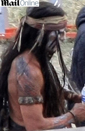 Após o anúncio da separação, Johnny Depp é visto em <i>set</i>