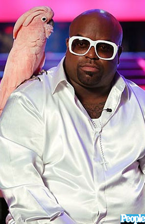 Cee Lo Green posa com pássaro rosa em <i>The Voice</i> 