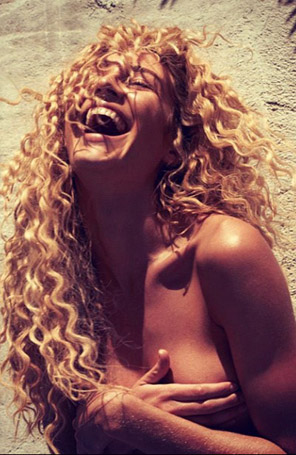 Candice Swanepoel publica foto <I>topless</I>