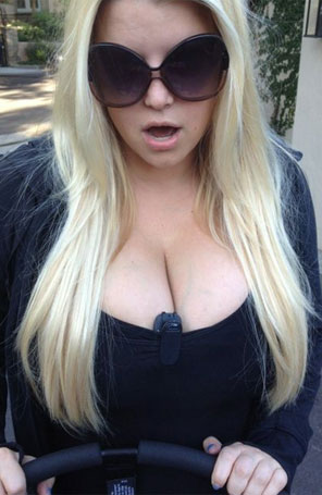 Jessica Simpson mostra decote no <i>Twitter</i>
