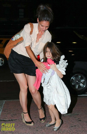 Katie Holmes leva Suri Cruise ao cinema