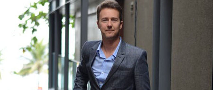 Edward Norton socorre hospede de hotel no Brasil