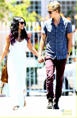 Vanessa Hudgens passeia com o namorado