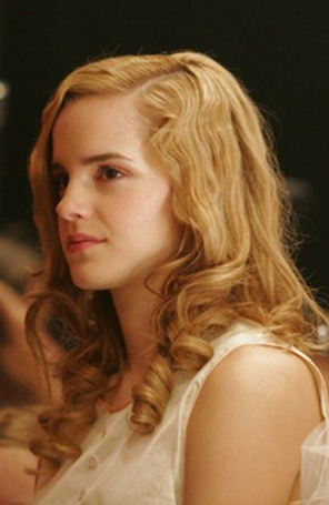 Emma Watson rebate críticas por passear com <i>pet pink</i>