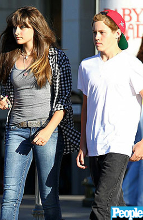Paris Jackson é clicada com suposto namorado