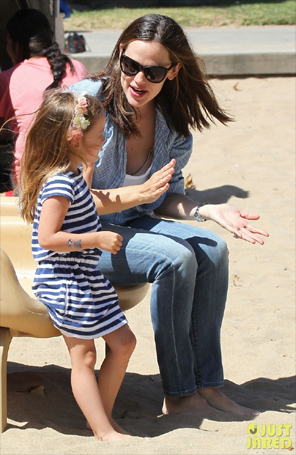 Jennifer Garner curte <i>playground</i> descalça com a filha