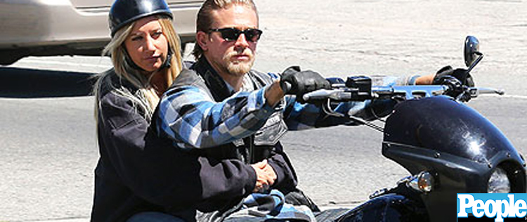 Ashley Tisdale anda de moto em <i>Sons of Anarchy</i>