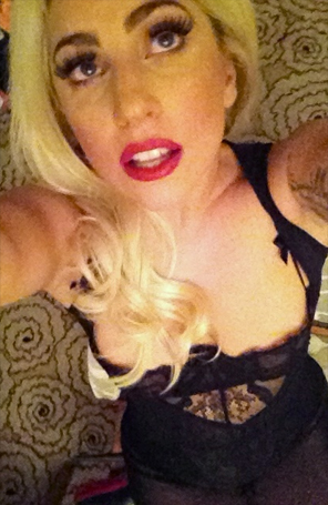 Lady Gaga posta foto de <i>lingerie</i> no <i>Twitter</i>