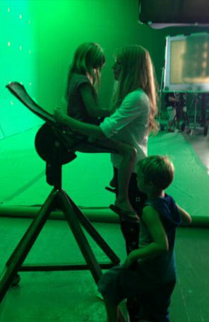 Filhos de Gwyneth Paltrow visitam a mãe em <i>set</i> de filmagem