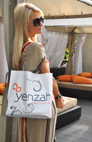 Paris Hilton leva para casa produtos de marca brasileira
