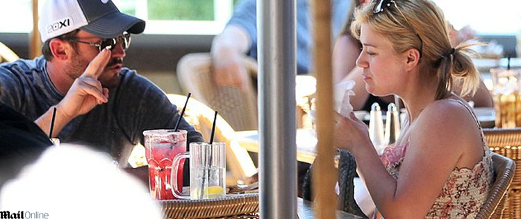 Sem maquiagem, Kelly Clarkson aproveita café da manhã com o namorado
