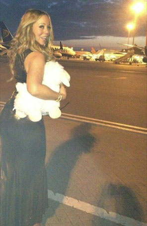 Mariah Carey é clicada com carneiro de pelúcia no colo