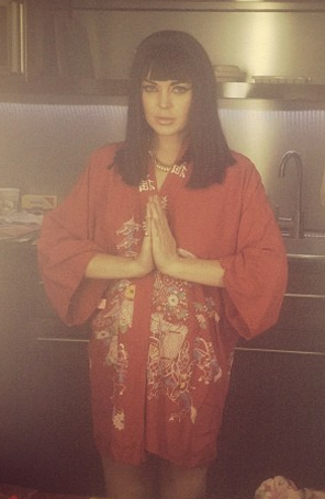 Lindsay Lohan aposta em visual oriental