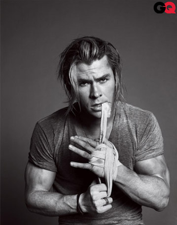 Chris Hemsworth posa sensual para revista e diz: <i>meu corpo me ajudou a conseguir um emprego</i>