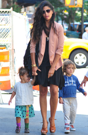 Camila Alves disfarça a suposta barriguinha para passeio com os filhos em Nova York