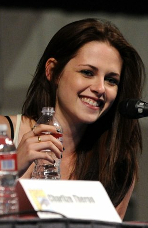 Kristen Stewart é o rosto da campanha do novo perfume da <i>Balenciaga</i>
