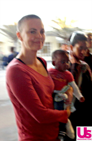 Charlize Theron exibe a careca
