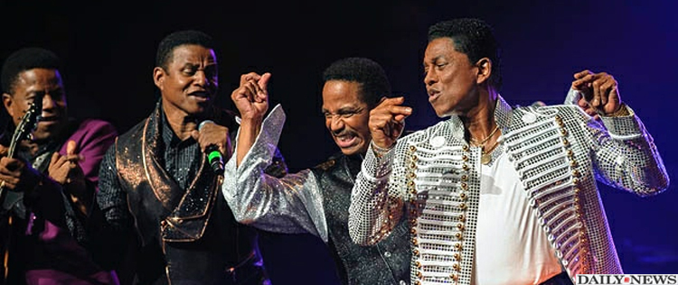 Irmãos de Michael Jackson se apresentam em Nova York