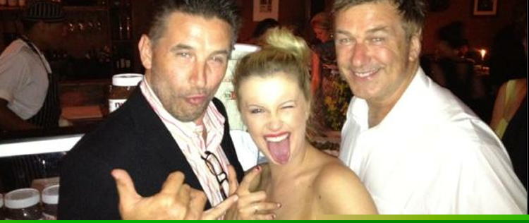 Alec Baldwin posta foto de festa nas vésperas de seu casamento