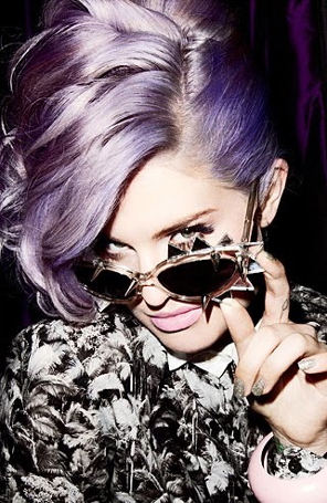 Kelly Osbourne explica por que ficou bêbada em avião