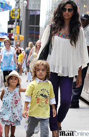 Camila Alves usa blusa soltinha para esconder suposta gravidez