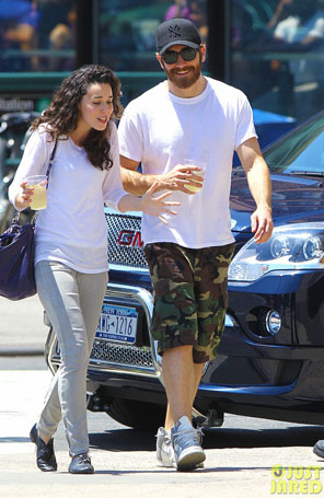 Jake Gyllenhaal é visto ao lado de mulher misteriosa