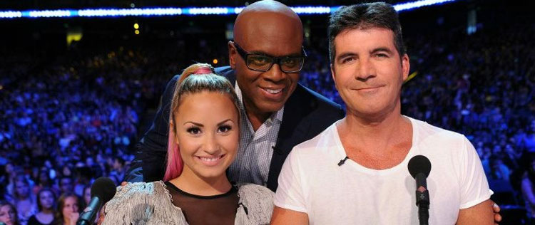 Simon Cowell alfineta <i>The Voice</i>