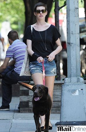 Anne Hathaway tira gesso e passeia em NY