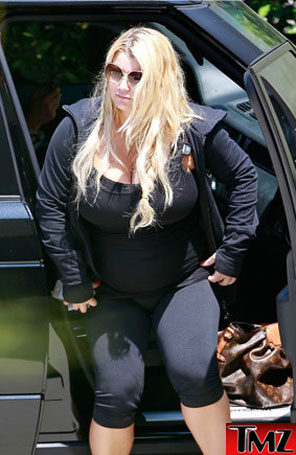 Jessica Simpson é flagrada indo a academia com generosas curvas