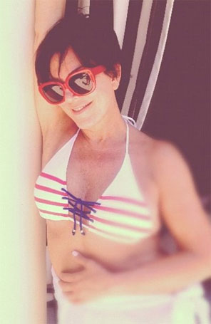 Patriótica, Kris Jenner posa de biquíni com cores da bandeira norte-americana