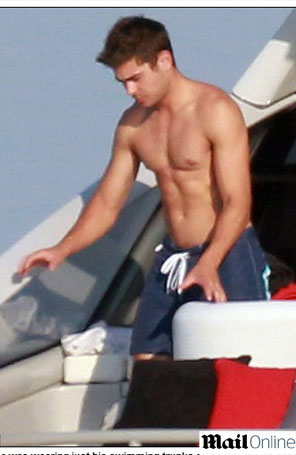 Zac Efron passeia de barco sem camisa na França