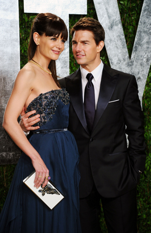 Tom Cruise proibiu Katie Holmes de viajar com o elenco de <i>Batman Begins</i>