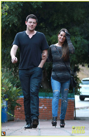 Sem assumir o namoro, Lea Michele e Cory Monteith andam de braços dados