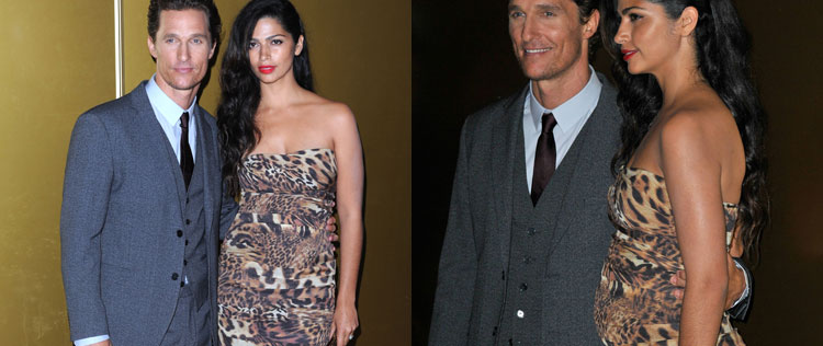 Esposa de Matthew McConaughey exibe barriguinha de grávida em evento