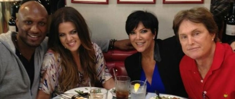 Casamento de Kris e Bruce Jenner estaria à beira do colapso, diz <i>site</i>