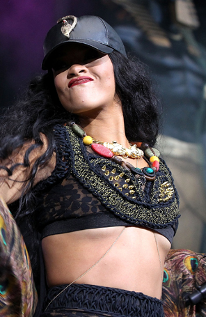 Rihanna quase mostra os seios em <i>show</i>