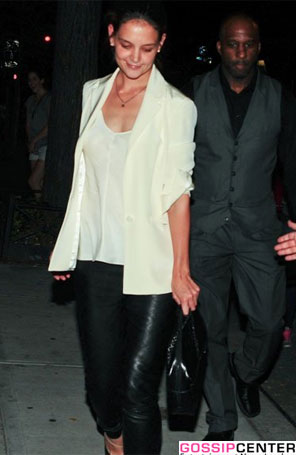 Katie Holmes sai para jantar sozinha em Nova York