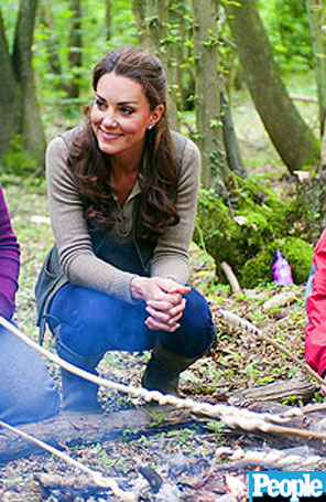 Kate Middleton assa peixes com escoteiros