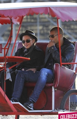Madonna anda de triciclo com namorado em Paris