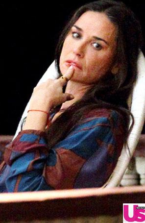 Com aparência cansada, Demi Moore é clicada em <I>set</i>