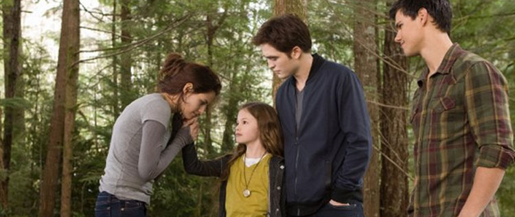 Mackenzie Foy diz que Robert Pattinson e Kristen Stewart são <I>muito doces</i>