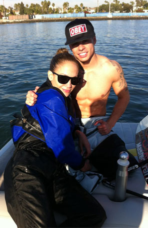 Jennifer Lopez e namorado praticam <i>wakeboarding</i>