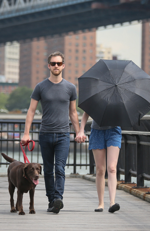 Com guarda-chuva, Anne Hathaway se esconde de <i>paparazzi</i>