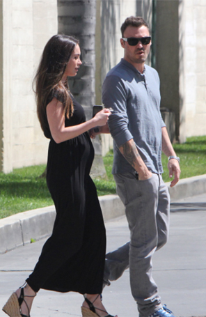 Megan Fox exibe a barriguinha em passeio