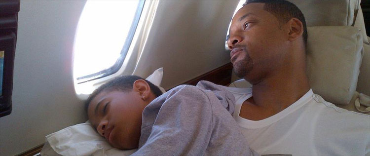Willow Smith dorme no colo do pai, Will Smith, em avião